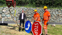 Mitarbeiter der Autobahnmeisterei Ilz und ASFINAG Mitarbeiter Peter Rath stellten die neuen Verkehrsschilder aus Holz aufauf