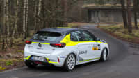 der elektrische Rallye Opel Corsa von hinten