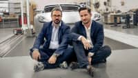 Anton Piëch und Kreativ Direktor Rea Stark Rajcic sitzen vor dem Piëch Auto Mark Zero