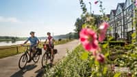 Zwei Radfahrer bei Schönebeck auf dem Elberadweg, der als einer der schönsten Radwanderwege Europas gilt