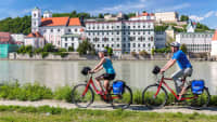 Radfahrer auf dem Donauradweg in Passau am Inn, der hier in die Donau fließt