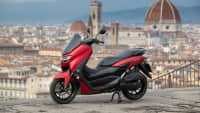 der Yamaha NMAX 125 Motorroller vor der Skyline von Florenz