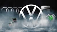 Logos der VW Group zwischen Nebel