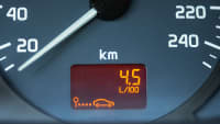 Die Anzeige in einem Auto zeigt den Benzinverbrauch pro 100 Kilometer an