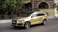 Gold folierter Audi fährt auf Straße