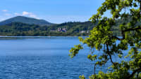 Laacher See mit Blick auf das Benediktnerkloster