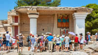 Große Gruppe von Pauschaltouristen auf einer geführten Tour vor dem Palast von Knossos auf Kreta