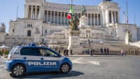 Monumento Nazionale a Vittorio Emanuele II in Rom mit Polizeiauto im Vordergrund