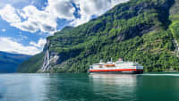 Hurtigruten Kreuzfahrtschiff in einem Fjord