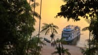 Schiff auf dem Amazonas bei Sonnenuntergang