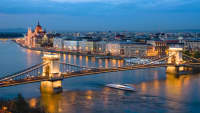 Nachtaufnahme der Kettenbrücke von Budapest über den Fluss Danube