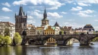 Blick auf Prag mit der Karlsbrücke über die Moldau
