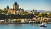 Blick auf Quebec und den St. Lawrence Fluss mit Boot