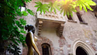 Der Balkon der Casa di Giulietta und die Statue der Julia in Verona