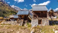 Kleine Touristenhütten vor Berggipfeln im Himalaya