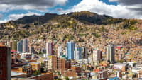 Blick auf die Stadt La Paz vor Berggipfeln in  Bolivien