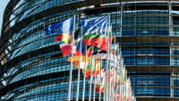 Flaggen vor dem europäischen Parlament
