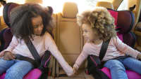 Zwei Mädchen im Kindersitz im Auto