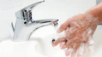 Eine Frau wäscht sich die Hände