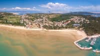 Luftaufnahme des Paradiesstrands auf der Insel Rab in Kroatien