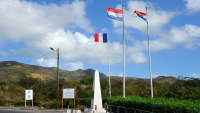 Die unbewachte Grenze zwischen Sint Maarten auf der niederländischen Seite und St. Martin auf der französischen Seite, den beiden Ländern, die sich eine Insel teilen.