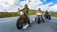 Drei Motorradfahrer auf der Straße