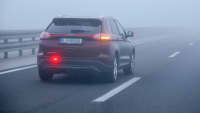 Auto fährt mit Nebelschlussleuchte auf der Autobahn