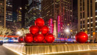 Riesige rote Christbaumkugeln vor der Radio City Music Hall