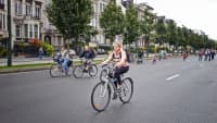 Radfahrer auf einer Straße in Brüssel