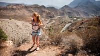 Junge Frau wandert auf Gran Canaria