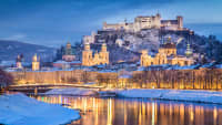 Blick auf die verschneite Stadt Salzburg im Winter