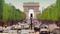 Viel Verkehr auf den Champs Elisées in Paris