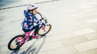 Mädchen fährt Fahrrad