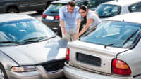 Zwei Autofahrer streiten sich nach einem Unfall auf einem Parkplatz