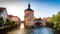 Das historische Rathaus an der Brücke im Bamberg ist eine Attraktion des Main-Radweges