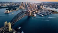 Sydney mit Harbour Bridge und Oper aufgenommen aus der Luft