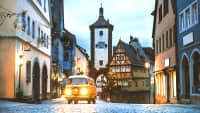 Oldtimer Volkswagen Bus fährt durch Rothenburg ob der Tauber
