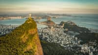 Panorama Aufnahme von Rio de Janeiro und dem Zuckerhut mit Jesus