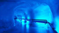 Die Gletschergrotte Titlis in blauem Licht
