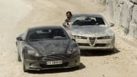 Verfolgungsszene mit zwei Autos aus einem James Bond Film