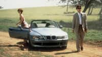 Pierce Brosnan und eine Frau steigen aus einem BMW Z3 aus