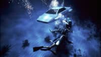 Eine Szene aus einem James Bond Film, ein Lotus Esprit schwimmt unter Wasser