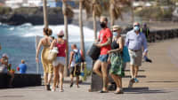 Touristen mit Mundschutz auf Teneriffa