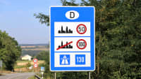 Schild zur Richtgeschwindigkeit am Grenzübergang nach Deutschland