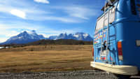 Ein blauer VW Bus unterwegs in Südamerika