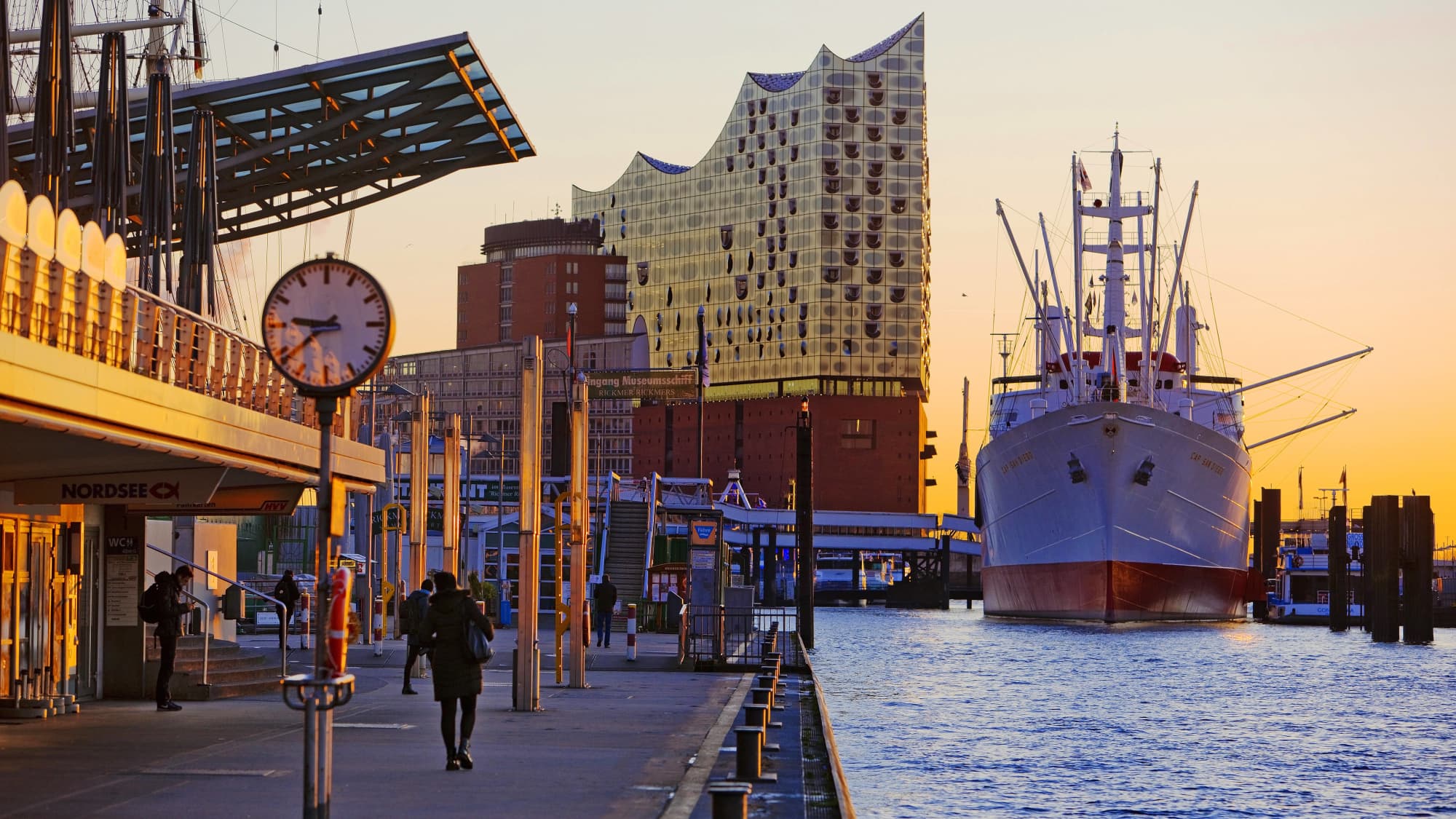 hamburg-hafen-st-pauli-2202_nc8ftp