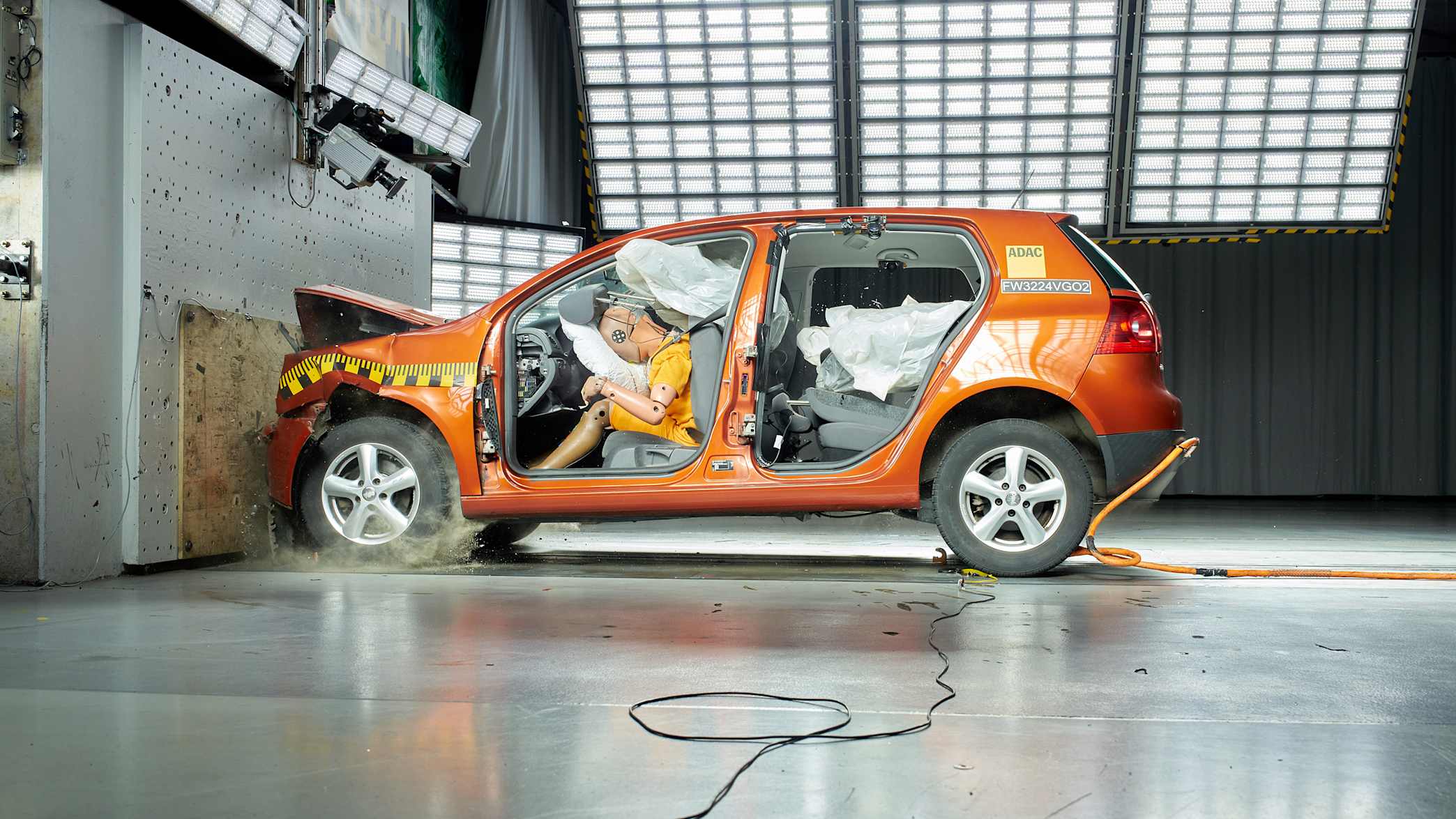 Ezt egy törésteszt is bizonyította, amelyben egy járműben nem rögzített kerekek voltak. Az ADAC szakértői elmagyarázzák a helyes eljárást. 