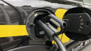 E-Auto lädt mit Ladekabel
