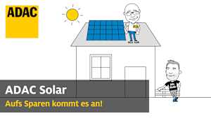 Eine Illustration mit dem ADAC-Logo, einer Person mit einem Namensschild "Dr. E" auf einem Dach mit Solarpanelen und einer anderen Person mit "Mr. Ride"-Shirt, begleitet von dem Slogan "ADAC Solar – Aufs Sparen kommt es an!" verdeutlicht die Vorteile von Energiemanagment.