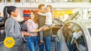 Familie, die sich zu einem Mietwagen beraten lässt.